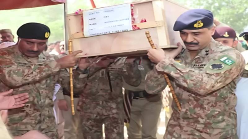 حوالدار محمد نوید شہید کو فیصل آباد میں پورے فوجی اعزاز کے ساتھ سپردخاک کر دیا گیا