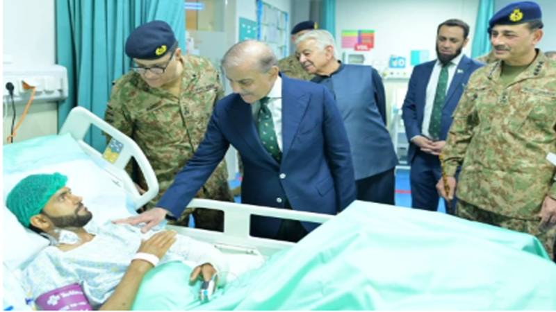 وزیراعظم کا سی ایم ایچ راولپنڈی کا دورہ، آپریشن بنیان مرصوص کے زخمیوں کی عیادت