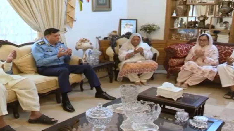 ایئر چیف مارشل کا اسکواڈرن لیڈر عثمان یوسف شہید کے گھر جا کر اہلخانہ سے دلی تعزیت