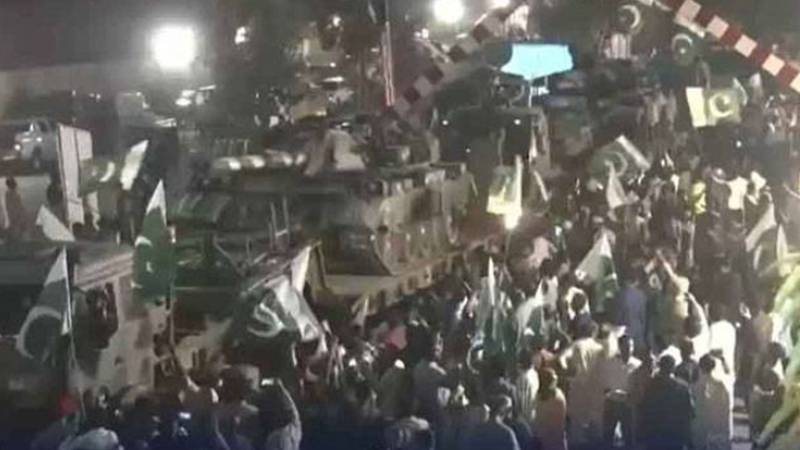 لاہور: بارڈر سے واپسی پر پاک فوج کے دستوں کا شاندار استقبال