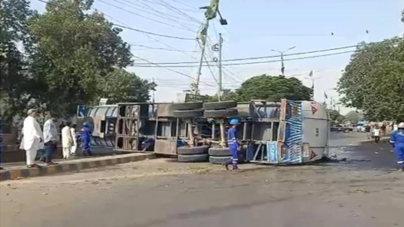 کراچی: لانڈھی نمبر 4 میں آئل ٹینکر الٹ گیا، سڑک پر تیل پھیلنے سے ٹریفک معطل