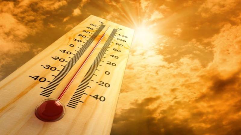ملک بھر میں شدید گرمی کا راج، دادو اور سبی میں پارہ 50 ڈگری تک پہنچنے کا امکان