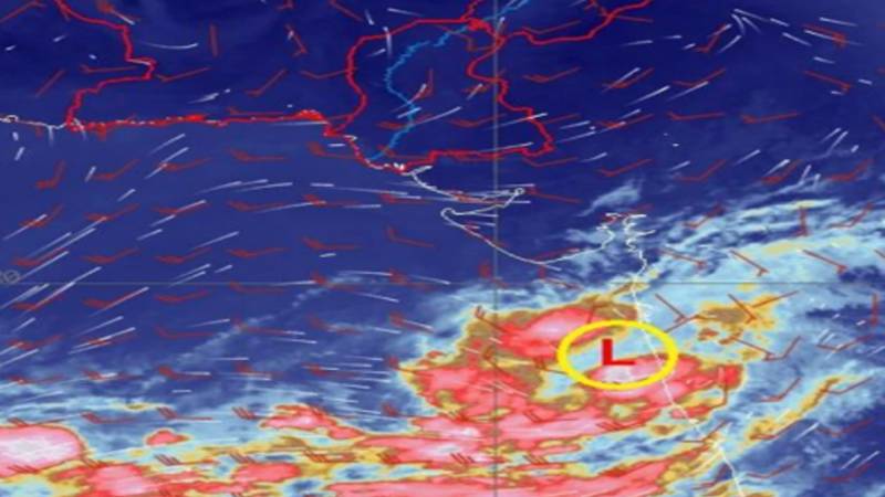 بحیرہ عرب میں کم دباؤ شدید ہوا، کراچی سے قربت بڑھنے لگی