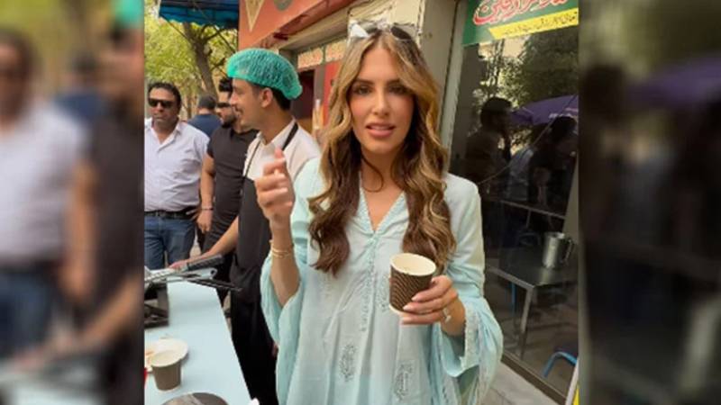ایرن ہالینڈ نے پاکستانی انداز میں دودھ پتّی چائے بنانا سیکھ لیا