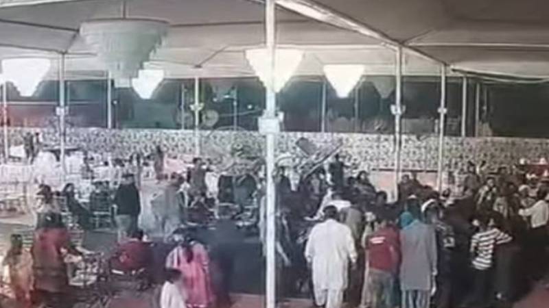 کراچی: شادی ہال میں دولہا اور دلہن کے خاندانوں میں تصادم، کرسیاں چل گئیں
