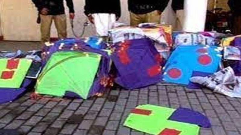 کاہنہ میں کارروائی؛ پتنگیں سپلائی کرنے والا ملزم گرفتار، 300 پتنگیں، کیمیکل ڈور برآمد