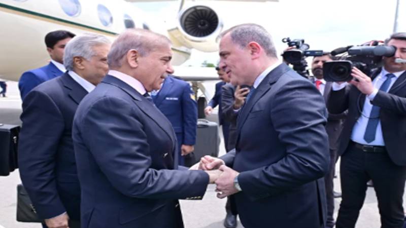 وزیراعظم شہباز شریف آذربائیجان پہنچ گئے، سہ فریقی اجلاس میں شرکت کریں گے