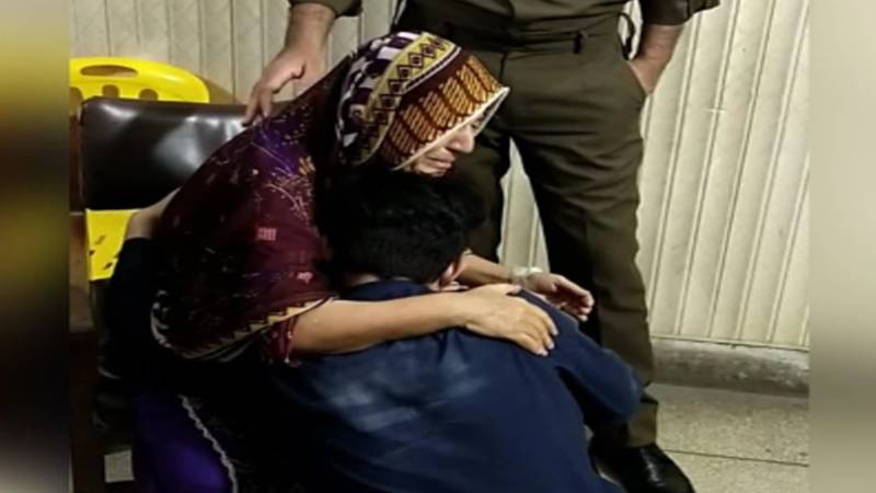 لاہور: نافرمان بیٹا ماں کے قدموں میں گر پڑا، تھانے میں ماں نے معاف کر دیا