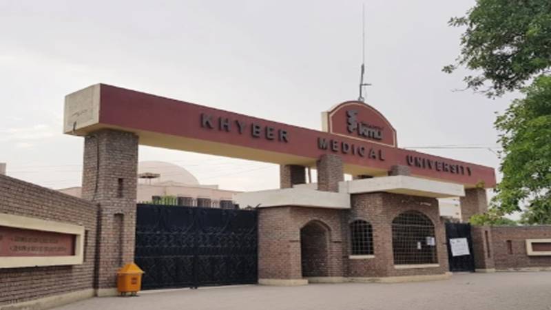پشاور: خیبر میڈیکل یونیورسٹی میں ہراسمنٹ کیس کا فیصلہ، 18 گریڈ افسر برطرف، طالب علم خارج