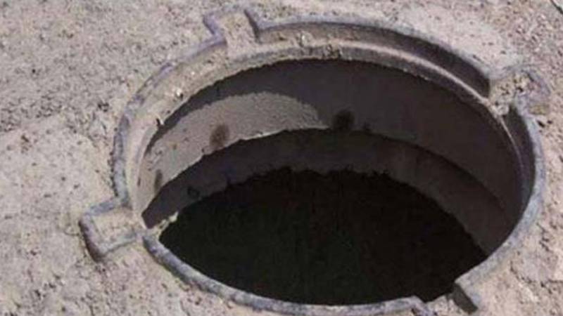 لاہور: شمالی چھاؤنی میں کھلے مین ہول میں بچہ گر گیا، ریسکیو آپریشن جاری