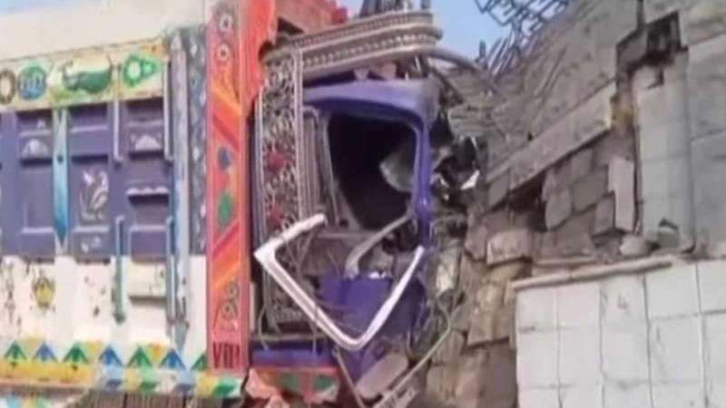 کراچی: ڈیفنس موڑ کے قریب تیز رفتار ڈمپر بنگلے میں جا گھسا، ڈرائیور اور کلینر زخمی