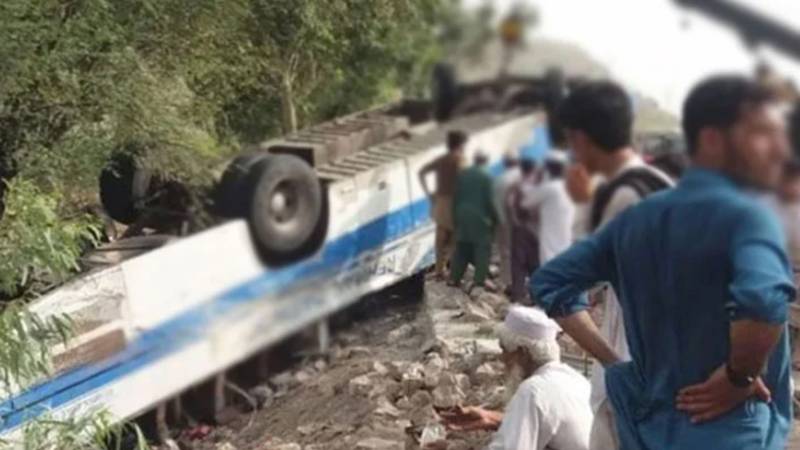 سبی: قومی شاہراہ پر کوچ الٹنے سے دو بچوں سمیت چار افراد جاں بحق، 28 زخمی