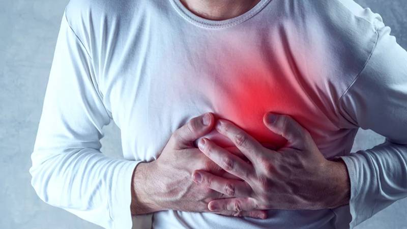 بیٹے کو لفٹ میں پھنسا دیکھ کر باپ دل کا دورہ پڑنے سے جان کی بازی ہار گیا