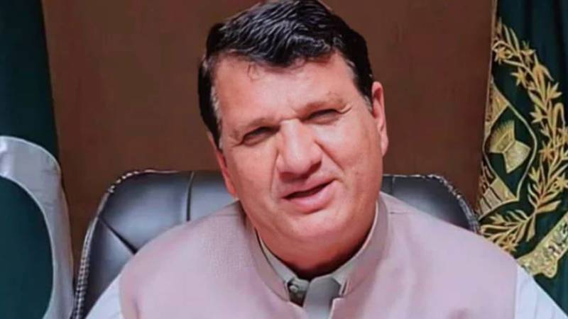 کے پی کابینہ کے اراکین اپنے وزیراعلیٰ پر چوری کا الزام لگا رہے ہیں: امیر مقام