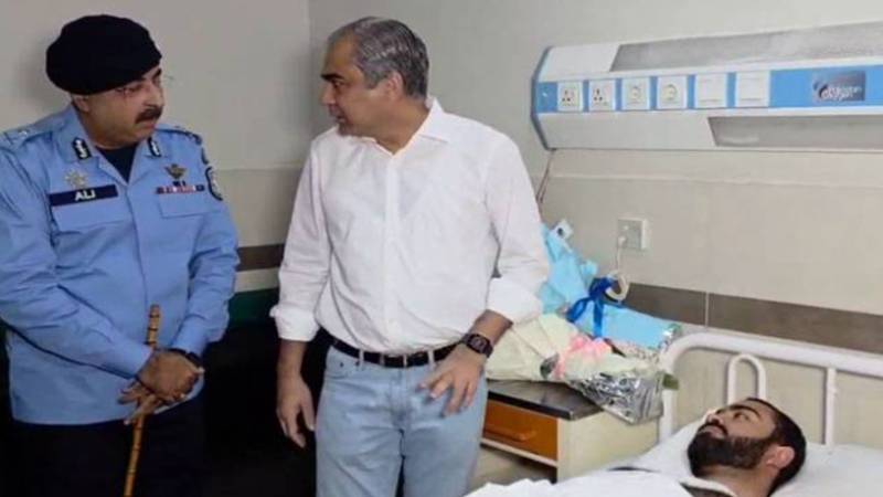 وزیر داخلہ محسن نقوی کی پمز اسپتال آمد، زخمی پولیس کانسٹیبل جعفر جہانگیر کی عیادت، شہید اے ایس آئی کو خراج عقیدت