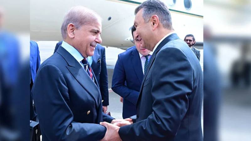 وزیرِ اعظم شہباز شریف تاجکستان کے دوشنبے پہنچ کر دو روزہ دورے کا آغاز کر دیا