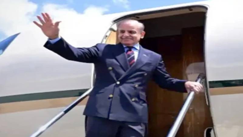 وزیراعظم شہباز شریف نے چار ملکی دورہ مکمل کر کے تاجکستان سے وطن واپسی کی روانگی کی