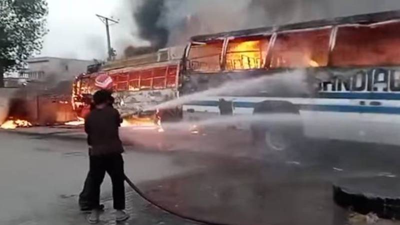 پتوکی: پٹرول پمپ پر شارٹ سرکٹ سے دو بسیں مکمل طور پر جل گئیں