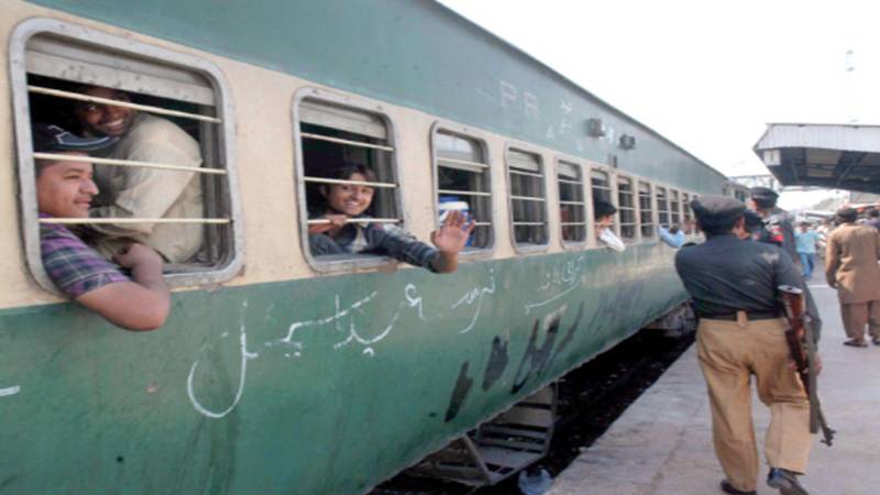 کوئٹہ سے پشاور عید اسپیشل ٹرین روانہ، 450 سے زائد مسافر سوار