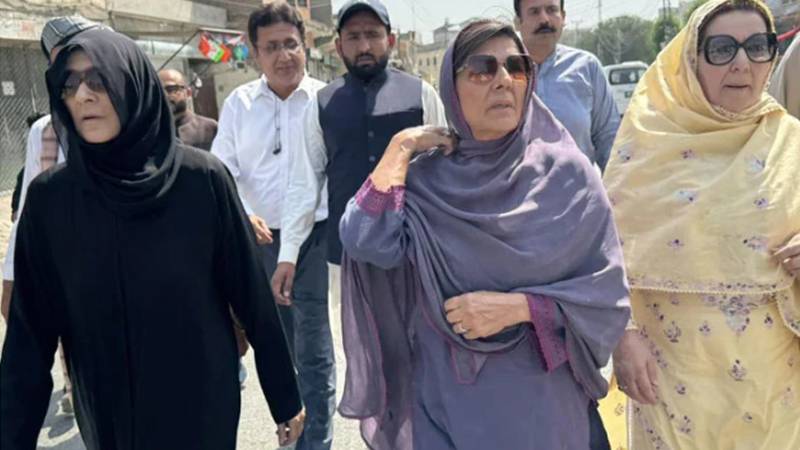 عمران خان سے ملاقات کے لیے تینوں بہنیں پہنچ گئیں، پارٹی رہنما بھی موجود