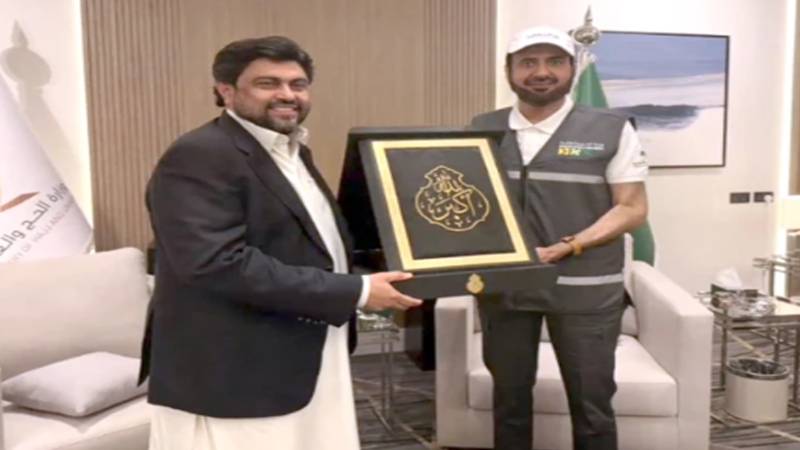 گورنر سندھ کامران ٹیسوری کو حج سے قبل غلافِ کعبہ پیش کیا گیا