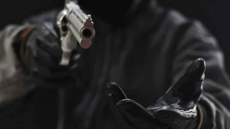 کندھ کوٹ: انڈس ہائی وے پر ڈاکوؤں کی بڑی واردات، 200 سے زائد مسافر لوٹ لیے