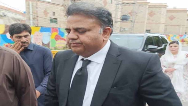 راولپنڈی: کرپشن کیس میں فواد چوہدری کی گرفتاری کا حکم جاری