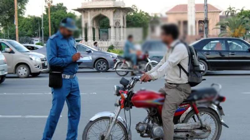 ٹریفک وارڈنز کی وردی پر کیمرے لگادیے گئے، اب بغیر ثبوت چالان ممکن نہیں