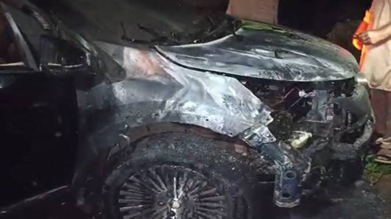 لاہور: جناح اسپتال انڈر پاس کے قریب چلتی گاڑی میں آگ لگ گئی