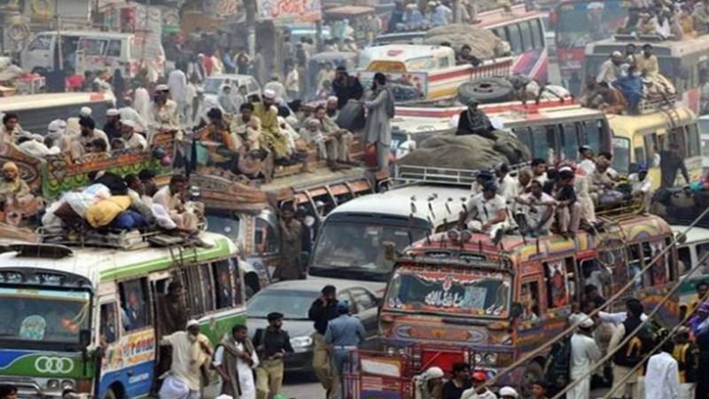 چھتوں پر سواریاں بٹھانے والوں کے خلاف کریک ڈاؤن، ہوشیار ٹرانسپورٹر!
