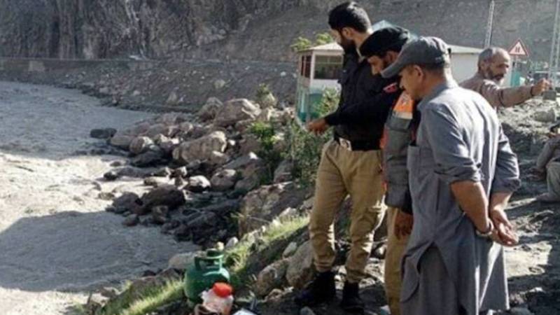  گلگت میں افسوسناک حادثہ: مسافر وین دریا میں جاگری، 7 افراد لاپتہ