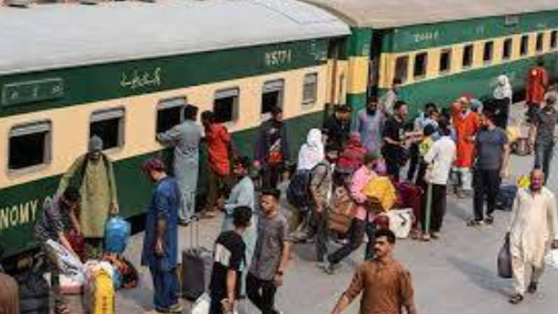 پاکستان ریلوے کا کرایوں میں اضافہ، مسافر اور فریٹ دونوں شعبے متاثر
