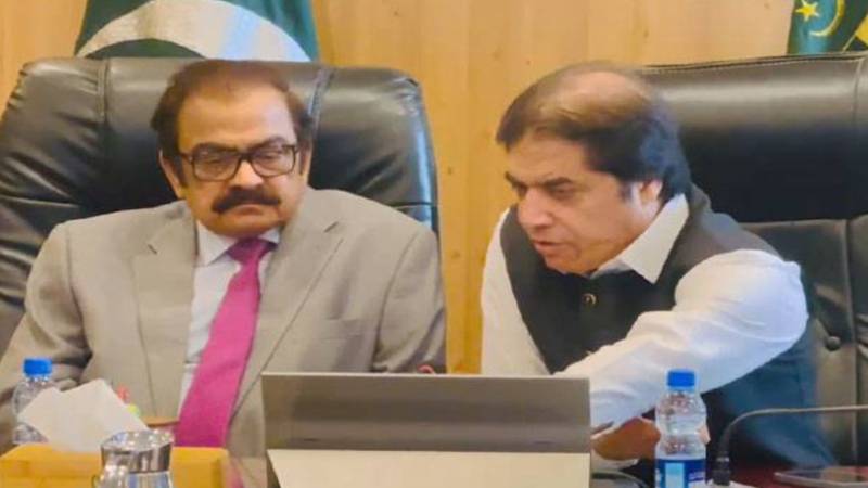 رانا ثناء اللہ کی حنیف عباسی سے ملاقات، 9 ٹرینیں آؤٹ سورس کرنے سمیت اہم فیصلے