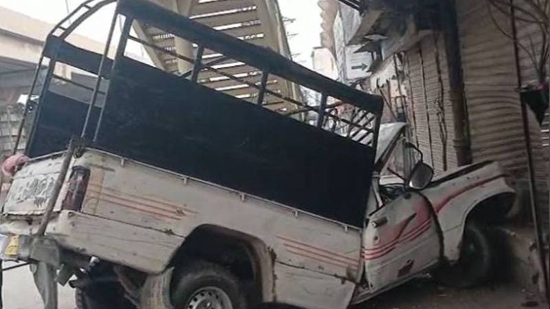 لاہور: فیروزپور روڈ پر تیز رفتار مزدہ فٹ پاتھ پر چڑھ گیا، ڈرائیور زخمی