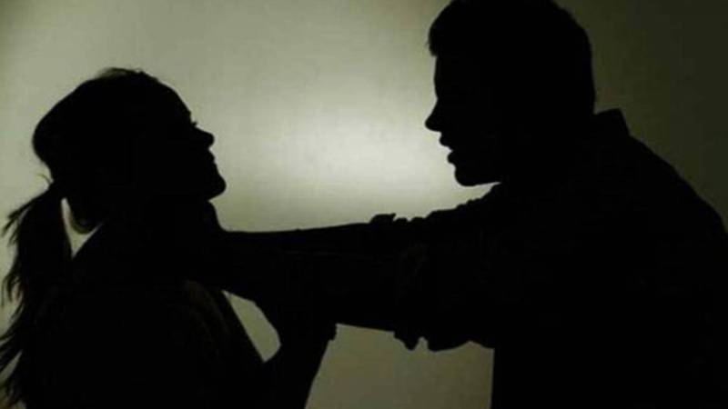 لاہور: گھریلو جھگڑے پر چاقو حملہ، پولیس کی بروقت کارروائی سے خاتون کی جان بچ گئی