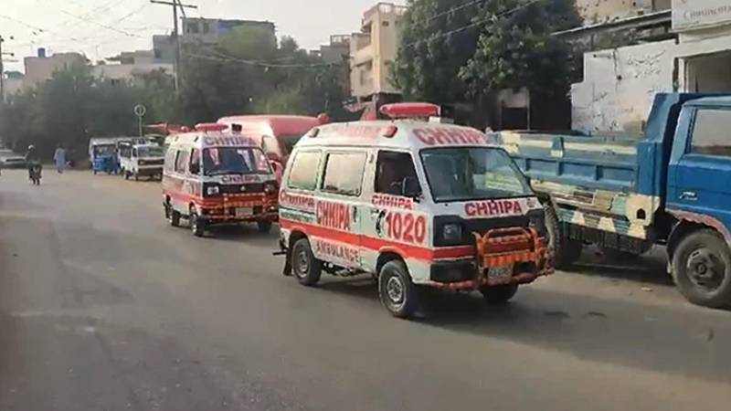 کراچی: پکنک کے لیے جانے والے خاندان کی بس کو حادثہ، 15 افراد زخمی