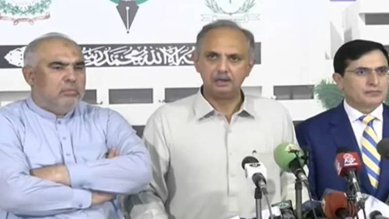  بانی پی ٹی آئی سے رابطے میں رکاوٹیں پیدا کی جا رہی ہیں:عمر ایوب کا الزام