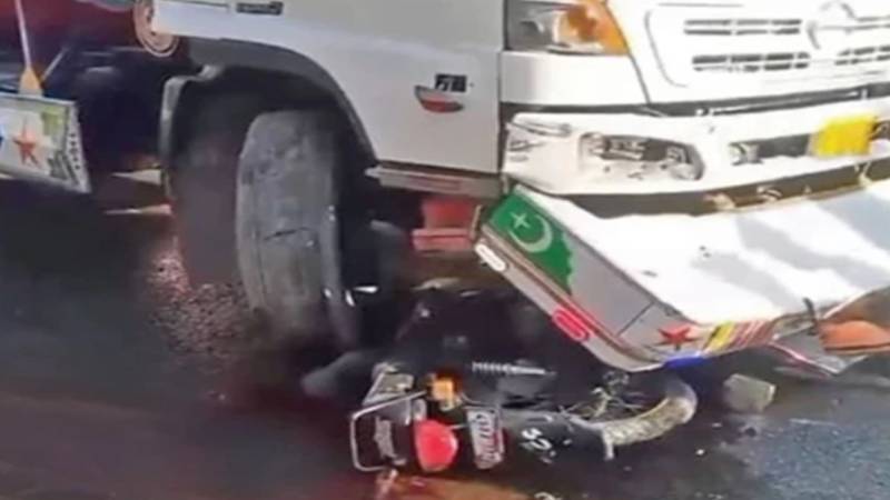 کراچی: لانڈھی میں واٹر ٹینکر کی ٹکر سے نوجوان جاں بحق، ڈرائیور گرفتار