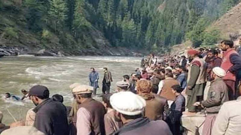 کاغان میں افسوسناک حادثہ: گاڑی دریائے کنہار میں جاگری، میاں بیوی جاں بحق، 5 سالہ بچہ معجزانہ طور پر محفوظ