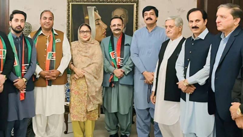 سابق وزیراعظم آزاد کشمیر سردار تنویر الیاس پیپلز پارٹی میں شامل، ساتھیوں اور حامیوں کا بھی ساتھ