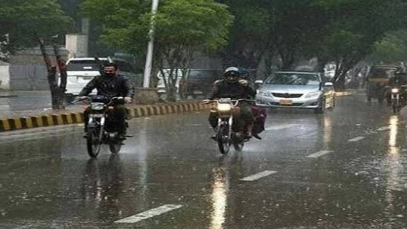 لاہور کے مختلف علاقوں میں بارش، گرمی کی شدت میں کمی، موسم خوشگوار