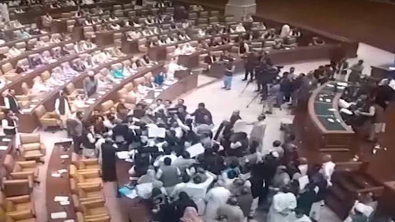 پنجاب اسمبلی میں ہنگامہ آرائی، مریم نواز کی تقریر کے دوران نعرے بازی پر پی ٹی آئی کے 26 ارکان 15 اجلاسوں کے لیے معطل