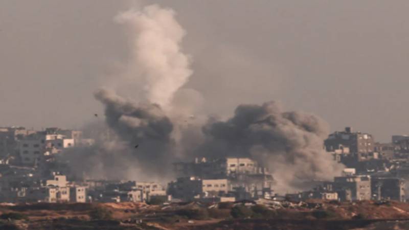 غزہ میں اسرائیلی حملے کے دوران سائیکل سوار فلسطینی نوجوان کی ویڈیو وائرل، انسانی المیے کی گونج سوشل میڈیا پر