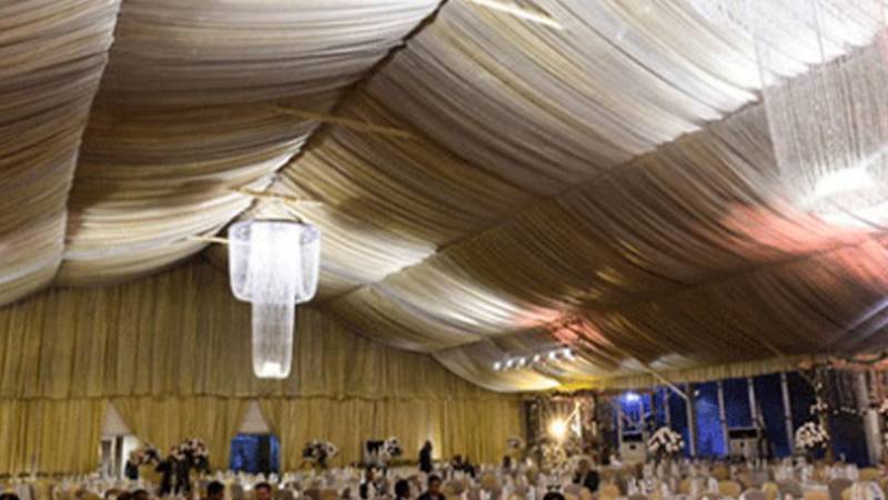 لاہور: کاہنہ میں شادی ہال میں نقب زنی کرنے والا ویٹرز کا گروہ گرفتار، چوری شدہ سامان برآمد