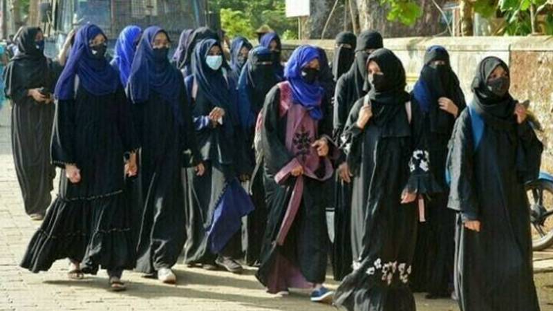 قازقستان میں خواتین کے نقاب پر پابندی عائد، صدر توقایف نے قانون پر دستخط کر دیے