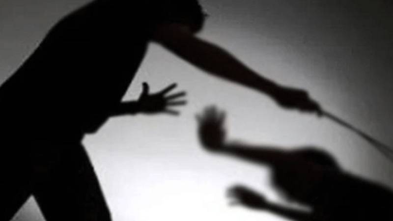 لاہور: تھانہ باٹا پور میں پولیس اہلکار کی بربریت، دوست کے خلاف درخواست دینا شہری کو مہنگا پڑ گیا