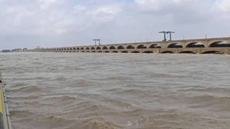 2 سالہ بیٹی سمیت خاتون کی دریائے سندھ میں کود کر خودکشی 