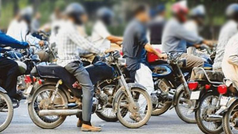 اسلام آباد: موٹرسائیکل پر دونوں سواروں کے لیے ہیلمٹ پہننا لازمی قرار، خلاف ورزی پر جرمانے کا فیصلہ