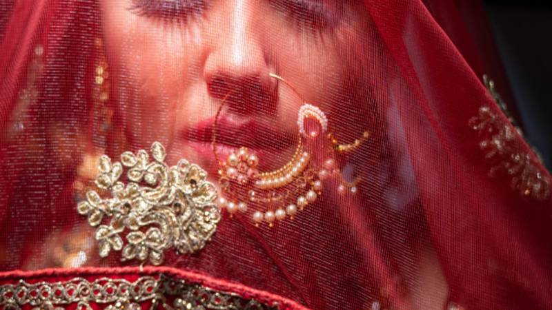 بھارت میں نئی نویلی دلہن نے چچا سے شادی کرنے کے لیے شوہر کو قتل کروا دیا
