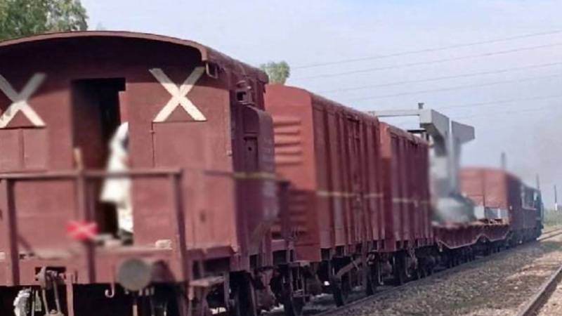 میرپور ماتھیلو: مال گاڑی حادثے کا شکار، انجن اور پانچ بوگیاں پٹری سے اتر گئیں